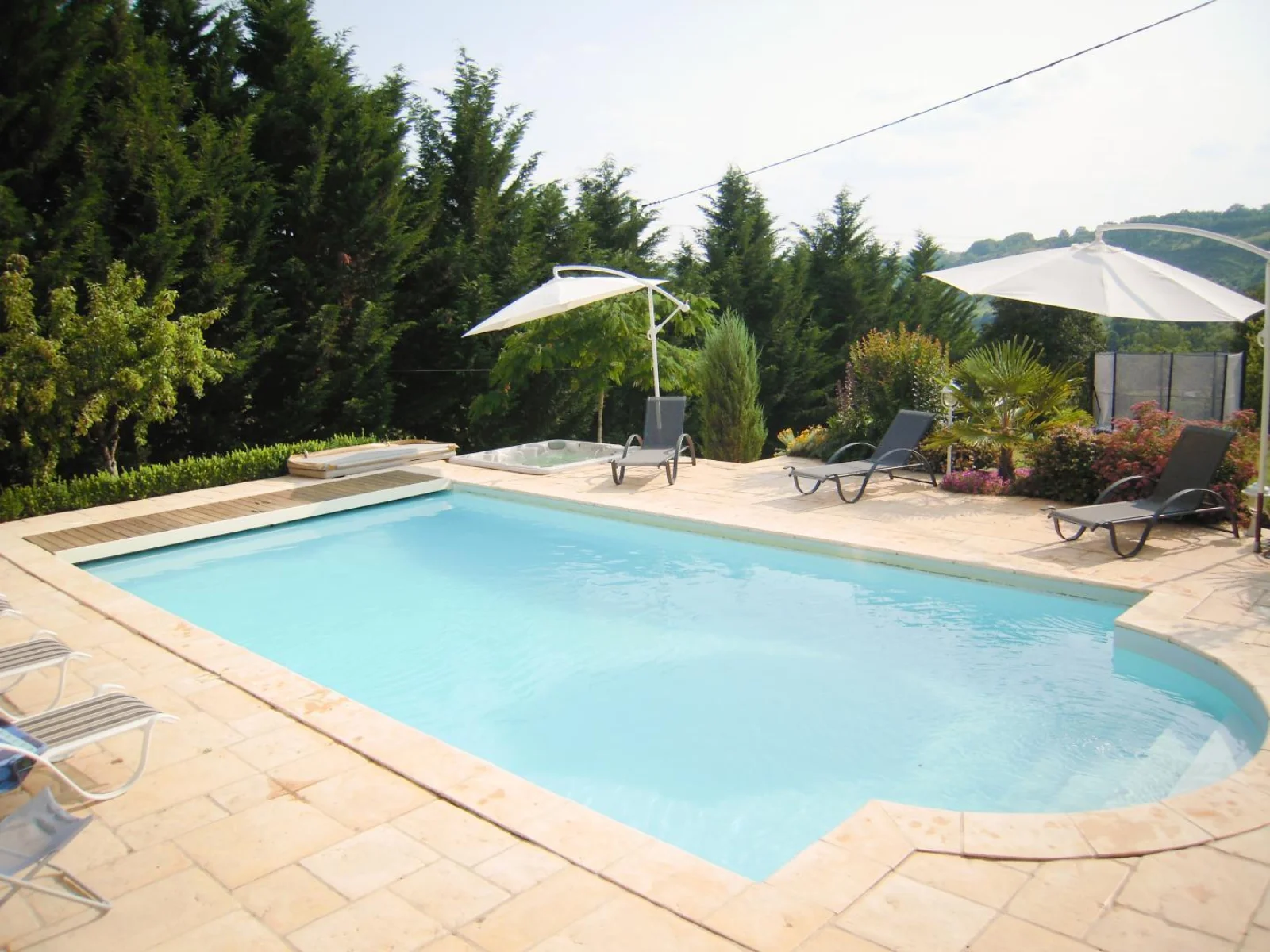 Vue de la piscine chauffée du gîte dans le Lot