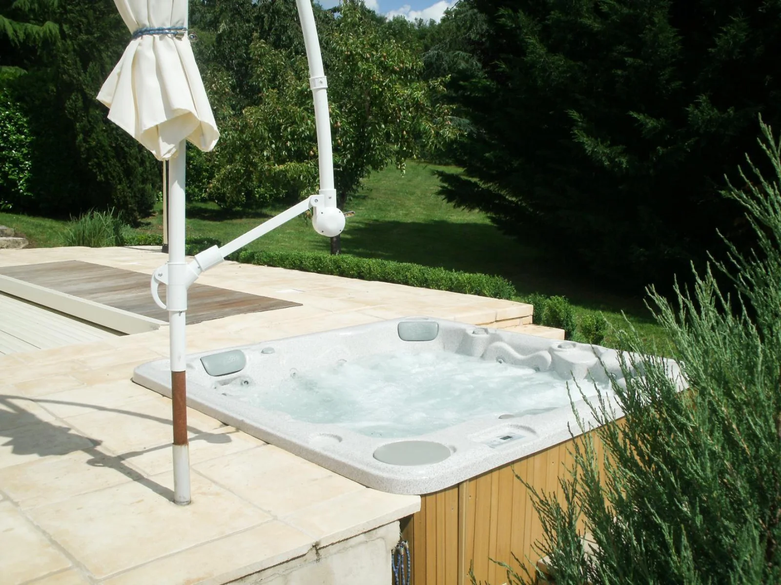 Vue du Spa du gîte dans le Lot