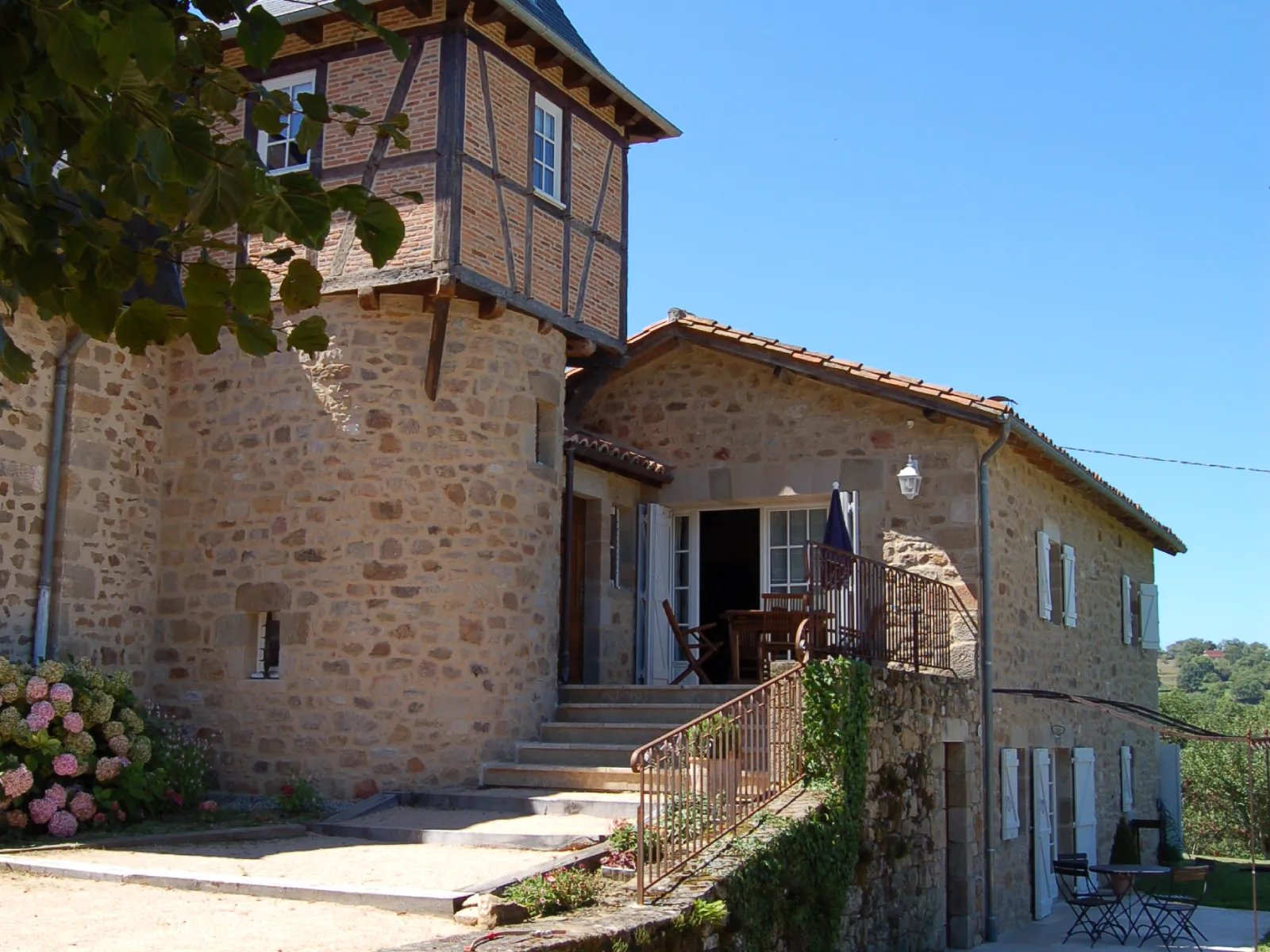 Vue extérieure du gîte avec terrasses à Fourmagnac dans le Lot