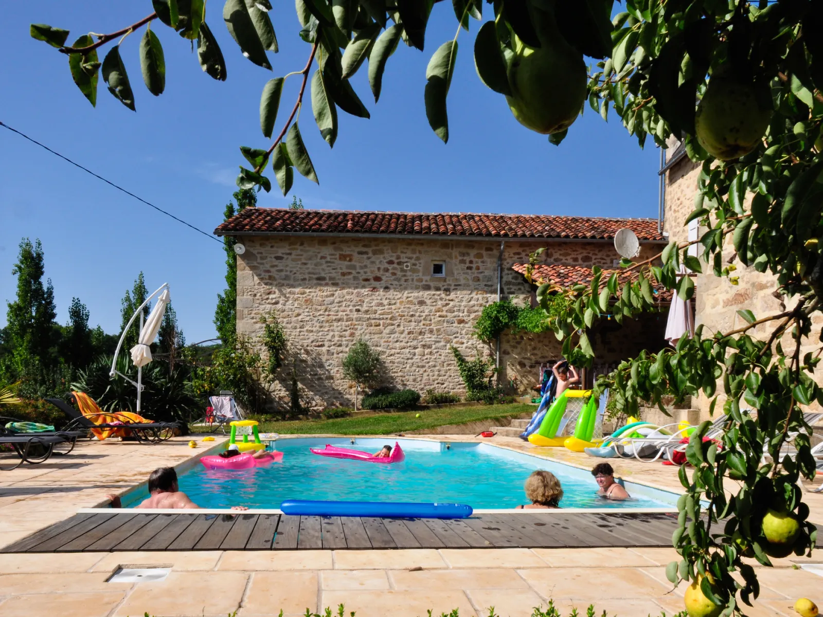 Vue de la piscine chauffée du gîte dans le Lot