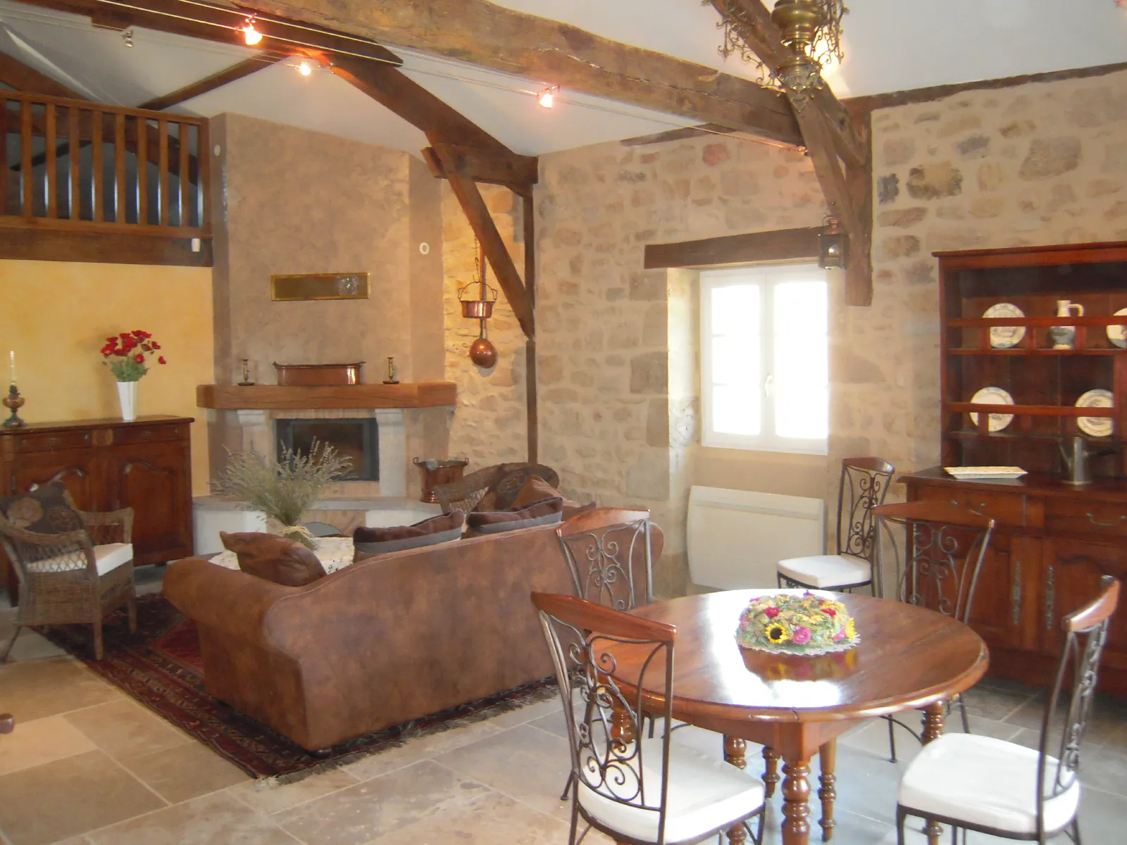 Vue du salon du gîte à Fourmagnac dans le Lot