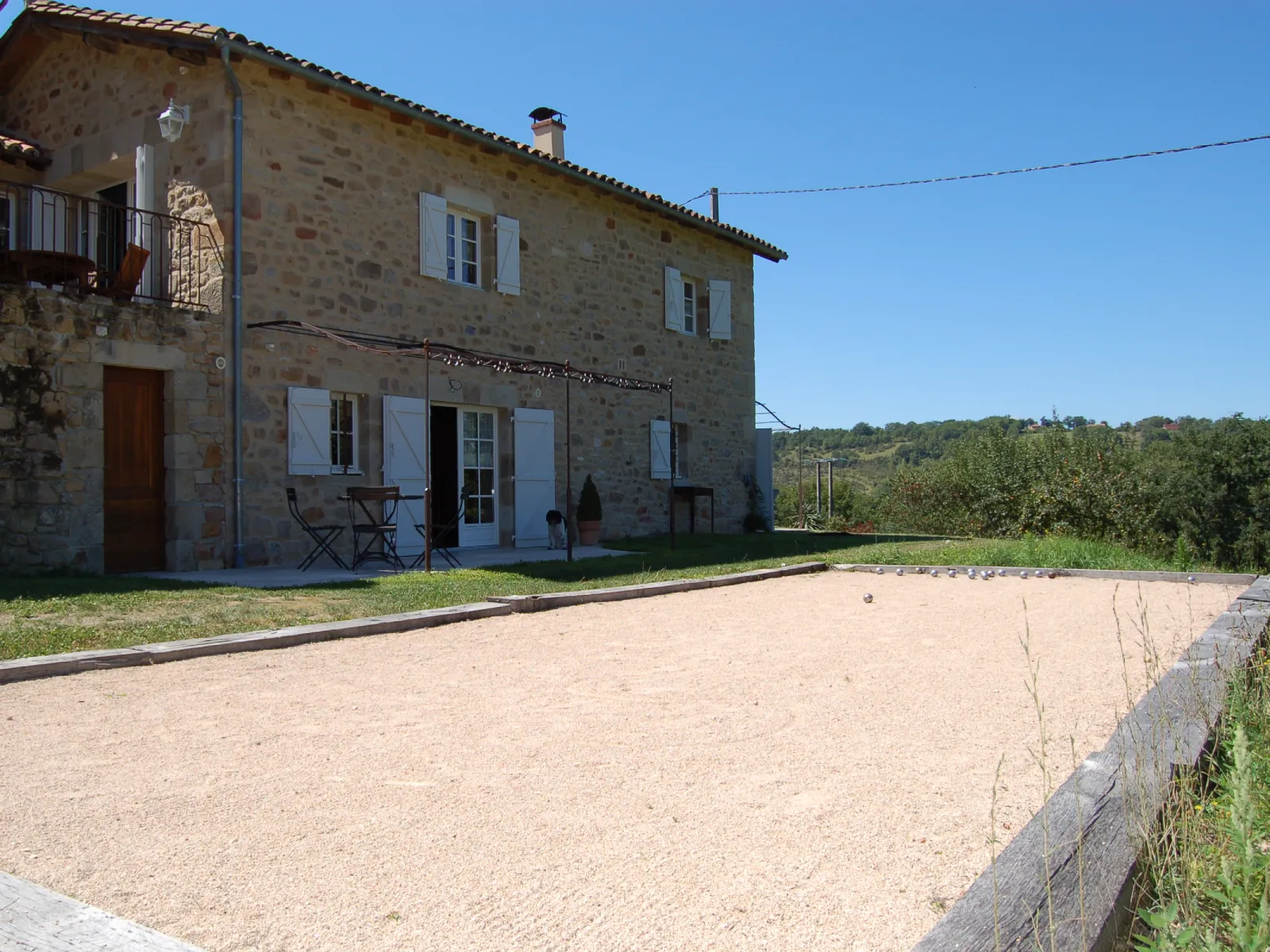 Vue du terrain de pétanque et espace détente du gîte