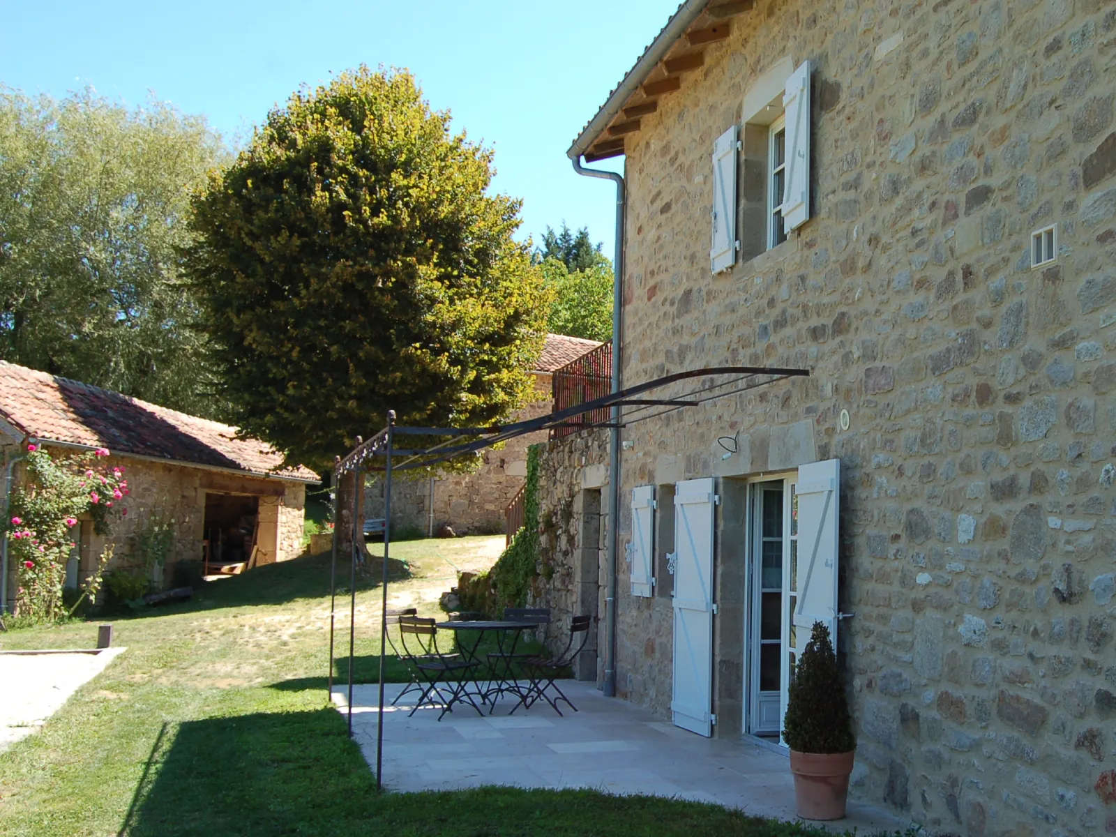 Autre vue extérieure du gîte avec terrasses dans le Lot